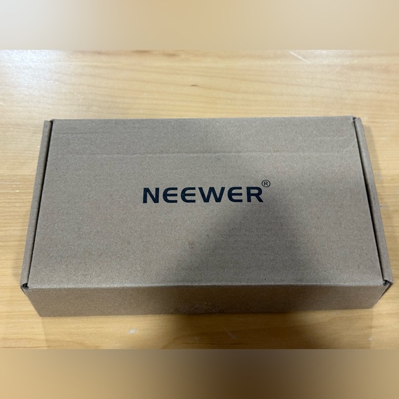 NEEWER 15 Pro Max Phone Cage Video Rig with Dual Handles Compatible with iPhone - Picture 6 of 10